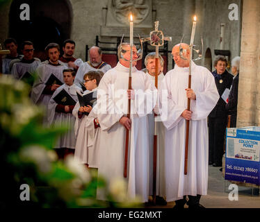 Chichester, Regno Unito. Xiv Feb, 2015. Il Molto Reverendo Stephen Waine, ex Arcidiacono di Dorset, è stato installato come nuovo Decano di Chichester oggi in occasione di una cerimonia che si terrà nella Cattedrale di Chichester dal vescovo Martin Warner. La regina era rappresentato dal Signore luogotenenti di East e West Sussex. Il servizio comprendeva anche il Vescovo di Chichester benedizione il nuovo decano ponendo le mani su Stephen alla testa. L'installazione ha avuto luogo nell'atto di culto per cui le cattedrali sono più famosi - Evensong corale. Credito: Jim Holden/Alamy Live News Foto Stock