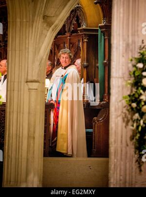 Chichester, Regno Unito. Xiv Feb, 2015. Il Molto Reverendo Stephen Waine, ex Arcidiacono di Dorset, è stato installato come nuovo Decano di Chichester oggi in occasione di una cerimonia che si terrà nella Cattedrale di Chichester dal vescovo Martin Warner. La regina era rappresentato dal Signore luogotenenti di East e West Sussex. Il servizio comprendeva anche il Vescovo di Chichester benedizione il nuovo decano ponendo le mani su Stephen alla testa. L'installazione ha avuto luogo nell'atto di culto per cui le cattedrali sono più famosi - Evensong corale. Credito: Jim Holden/Alamy Live News Foto Stock