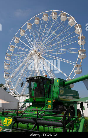 Green John Deere Hillmaster C670i mietitrebbia sul display & grande ruota, con il profondo blu del cielo estivo - Grande spettacolo dello Yorkshire, Harrogate, Inghilterra, Regno Unito. Foto Stock