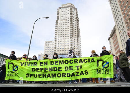 Madrid, Spagna. Xiv Feb, 2015. Persone che protestano contro la spagnola legge Gag (cittadino il diritto di sicurezza) nel corso di una manifestazione a Madrid. Nel banner: "Vivere in democrazia dipende da voi, lontano gags'. Credito: Marcos del Mazo/Alamy Live News Foto Stock