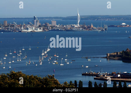 Vista da Portsdown collina che si affaccia sul porto di Portsmouth Foto Stock