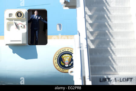 Palm Springs, California, Stati Uniti d'America. Xiv Feb, 2015. Il Presidente Usa Barack Obama è arrivato all aeroporto internazionale di Palm Springs a metà mattina di sabato a bordo di Air Force One su un breve volo da San Francisco. Il Presidente sventolato prima di scendere le scale per la pista di atterraggio e stato accolto dal Sindaco di Palm Springs. Prima della partenza nella sua per il giro della Papamobile per programmata un gioco di golf con gli amici, il Presidente ha camminato su di un piccolo gruppo in attesa di persone ha detto di essere la famiglia della Casa Bianca e del personale del servizio segreto come pure le forze dell'ordine locali.--------un US Air Force Chief Sergente apre la porta o Foto Stock