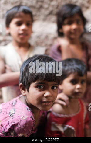Jodhpur, Rajasthan, India. Ritratto di gruppo di bambini in uno stretto vicolo della città vecchia Foto Stock