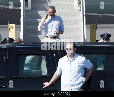 Palm Springs, California, Stati Uniti d'America. Xiv Feb, 2015. Il Presidente Usa Barack Obama è arrivato all aeroporto internazionale di Palm Springs a metà mattina di sabato a bordo di Air Force One su un breve volo da San Francisco. Il Presidente sventolato prima di scendere le scale per la pista di atterraggio e stato accolto dal Sindaco di Palm Springs. Prima della partenza nella sua per il giro della Papamobile per programmata un gioco di golf con gli amici, il Presidente ha camminato su di un piccolo gruppo in attesa di persone ha detto di essere la famiglia della Casa Bianca e del personale del servizio segreto come pure le forze dell'ordine locali.--------il presidente Obama saluta due US Air Force equipaggio di volo Foto Stock