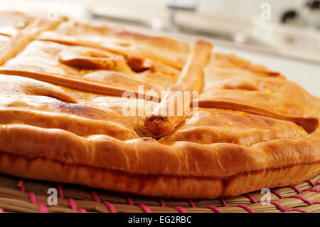 Primo piano di un empanada gallega, una gustosa torta ripiena tipica della Galizia, Spagna Foto Stock