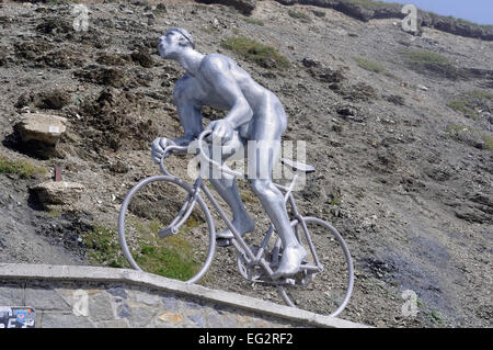 Statua per il Tour de France ciclista Octave Lapize presso il mountain pass Col du Tourmalet (2215m), Pirenei, Francia. Foto Stock