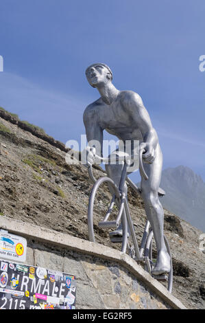 Statua per il Tour de France ciclista Octave Lapize presso il mountain pass Col du Tourmalet (2215m), Pirenei, Francia. Foto Stock