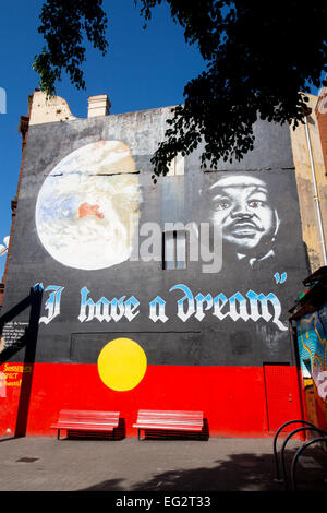 Martin Luther King "Ho un sogno" murale sulla bandiera aborigena sfondo King Street Newtown Sydney New South Wales NSW Australia Foto Stock