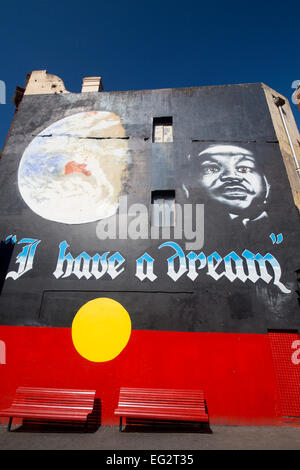 Martin Luther King "Ho un sogno" murale sulla bandiera aborigena sfondo King Street Newtown Sydney New South Wales NSW Australia Foto Stock