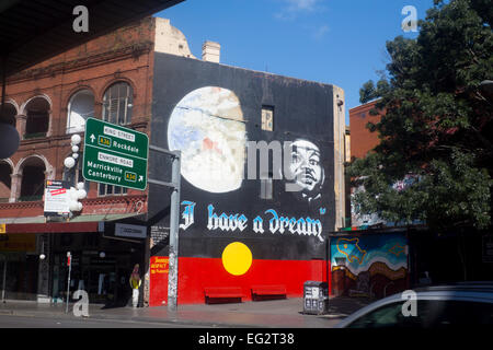 Martin Luther King "Ho un sogno" murale sulla bandiera aborigena sfondo King Street Newtown Sydney New South Wales NSW Australia Foto Stock