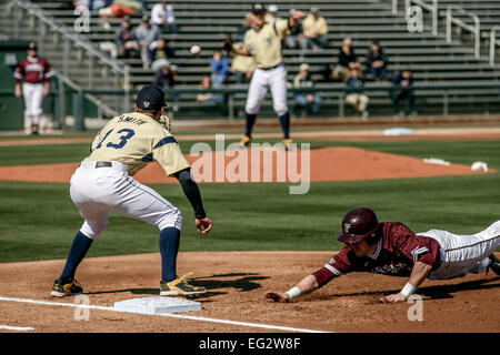 Atlanta, Georgia, Stati Uniti d'America. Xiv Feb, 2015. La doppia testata. Xiv Feb, 2015. La Georgia Tech giacche gialle ha ospitato la Fordham Rams a Russ Chandler Stadium di Atlanta in Georgia. Georgia Tech1B Thomas Smith (13) prende il tiro dalla Georgia Tech LHP Devin Stanton (41). Fordham sconfitto la Georgia Tech 9-4 nel primo gioco della doppia testata. Credito: csm/Alamy Live News Foto Stock