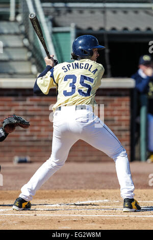 Atlanta, Georgia, Stati Uniti d'America. Xiv Feb, 2015. La doppia testata. Xiv Feb, 2015. La Georgia Tech giacche gialle ha ospitato la Fordham Rams a Russ Chandler Stadium di Atlanta in Georgia. Georgia Tech di Daniel Spingola (35) a piastra. Fordham sconfitto la Georgia Tech 9-4 nel primo gioco della doppia testata. Credito: csm/Alamy Live News Foto Stock