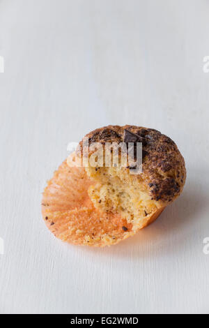 Mezze mangiate e arancione scuro muffin al cioccolato Foto Stock