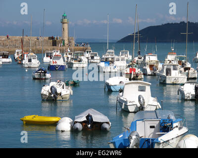 Binic,la pesca in barca in porto, jetée de Penthièvre, Cotes-d'Armor,Bretagne,Brittany,Francia Foto Stock