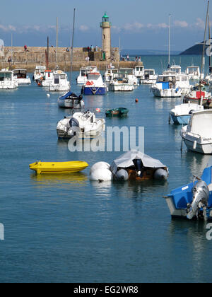 Binic,la pesca in barca in porto, jetée de Penthièvre, Cotes-d'Armor,Bretagne,Brittany,Francia Foto Stock