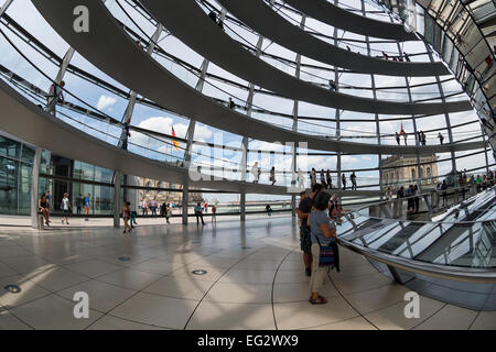 I visitatori possono visitare la cupola, l'edificio del Reichstag, Berlino, capitale della Germania, Europa. Foto Stock