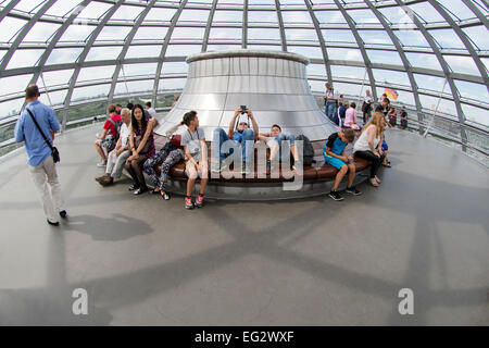 Visitatori, turisti in appoggio sul piano superiore della cupola del Reichstag di Berlino, capitale della Germania, l'Europa. Foto Stock