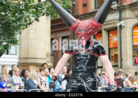 Un diavolo sul Pride Parade, Manchester. Foto Stock