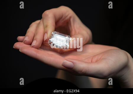 Sotheby's svela un 100-carat diamante perfetto in un classico Emerald-cut e internamente impeccabile, da Sotheby's, Londra, Regno Unito il 13 febbraio 2015. A causa di essere messo all'asta da Sotheby's magnifici gioielli asta a New York il 21 aprile 2015, dove si stima di vendere per US$19-25 milioni. Foto Stock