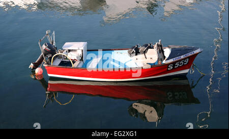 Riflessioni in una calma HARBOR BALTIMORE West Cork in Irlanda Foto Stock