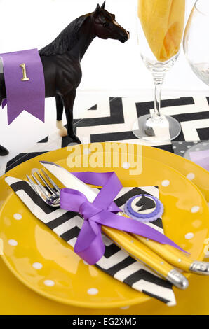 Corse di cavalli Carnevale evento pranzo luogo tabella di impostazione in viola, tema di colore giallo e bianco e nero Nastro chevron tabella runner Foto Stock