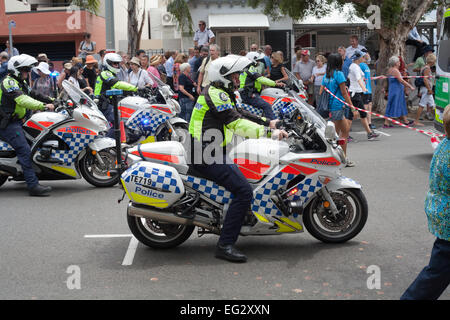 Western Australian moto ufficiali della polizia di eseguire controllo della folla a un evento pubblico a Perth. Foto Stock