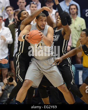 Washington, DC, Stati Uniti d'America. Xiv Feb, 2015. 20150214 - George Washington in avanti Kevin Larsen (21) battaglie tre Virginia Commonwealth difensori nella prima metà di un NCAA di pallacanestro degli uomini di gioco al Smith Center di Washington. La VCU sconfitto GWU, 79-66. Credito: Chuck Myers/ZUMA filo/Alamy Live News Foto Stock