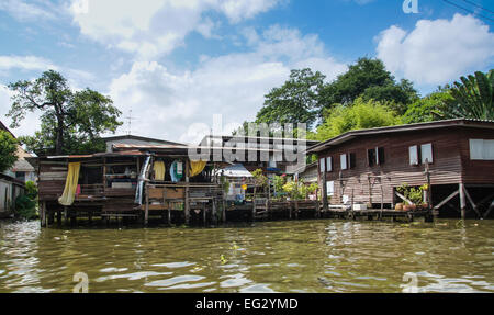 Case sul fiume Chao Phraya, Bangkok, Thailandia Foto Stock