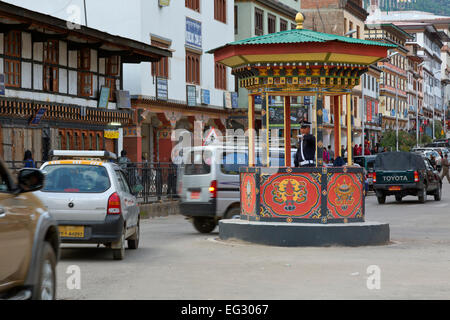 BU00135-00...BHUTAN - un poliziotto che dirige il traffico a un cerchio di traffico nel centro cittadino di Thimphu (capitale). Foto Stock