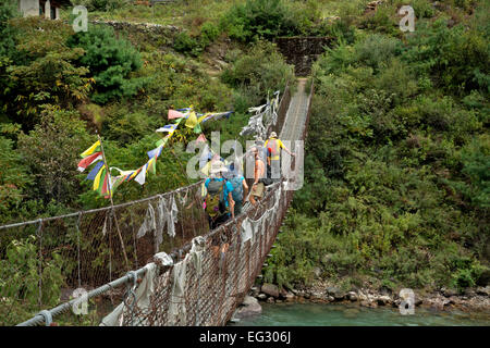 BU00144-00...BHUTAN - Trekking attraversando il Paro Chhu (fiume) il primo giorno di camminare sulla Jhomolhari 2 Trek. Foto Stock