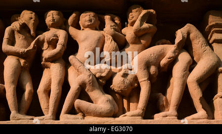 Historic Kama Sutra sculture del tempio di Khajuraho India Sito Patrimonio Mondiale dell'UNESCO Khajuraho India Foto Stock