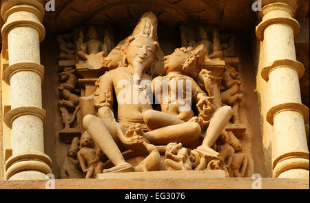 Tempio di Khajuraho India scultura Romance che esprimono la sensualità e Amore Foto Stock