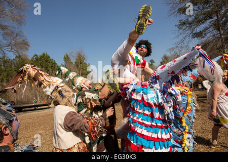 I festaioli lancia un partecipante in aria durante il tradizionale Cajun Courir de Mardi Gras Febbraio 14, 2015 in Elton, Louisiana. I festaioli vanno di casa in casa a mendicare per raccogliere cibo per un pasto comune e da celebrare la danza per gli astanti quando hanno successo. Capitaines andare a cavallo tenta di controllare il buon natured buontemponi come essi romp attraverso la campagna causando il male. Foto Stock