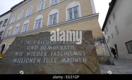 Braunau, Austria. 05 feb 2015. Un monumento di pietra dal Mauthausen campo di concentramento di fronte alla casa di Hitler a Braunau, Austria, 05 febbraio 2015. Foto: Matthias Roeder/dpa/Alamy Live News Foto Stock