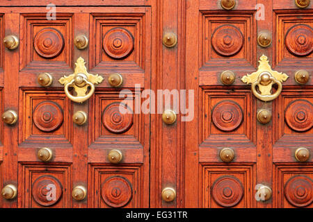 Antiquariato e lavorati a mano porta di legno, Stone Town Zanzibar Foto Stock