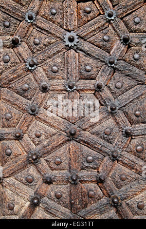 Antiquariato e lavorati a mano porta di legno, Stone Town Zanzibar Foto Stock