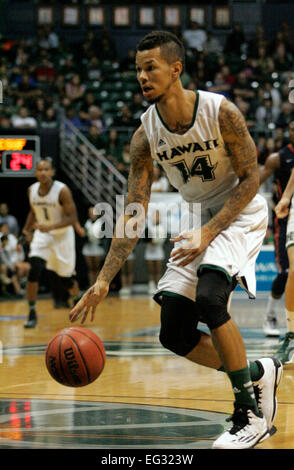 Honolulu, Hawaii, Stati Uniti d'America. Xiv Feb, 2015. Hawaii Rainbow Warriors guard Negus Webster-Chan #14 durante l'azione tra la Cal State Fullerton Titans contro le Hawaii Rainbow Warriors a Stan Sheriff Center di Honolulu, Hawaii. Credito: Cal Sport Media/Alamy Live News Foto Stock