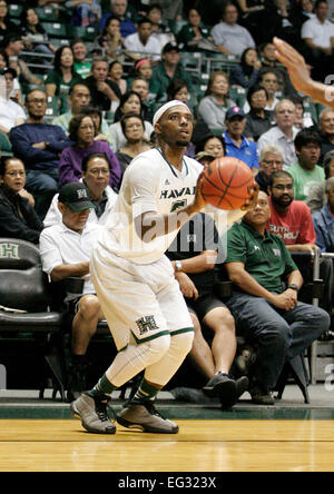 Honolulu, Hawaii, Stati Uniti d'America. Xiv Feb, 2015. Hawaii Rainbow Warriors guard Roderick Bobbitt #5 durante l'azione tra la Cal State Fullerton Titans contro le Hawaii Rainbow Warriors a Stan Sheriff Center di Honolulu, Hawaii. Credito: Cal Sport Media/Alamy Live News Foto Stock