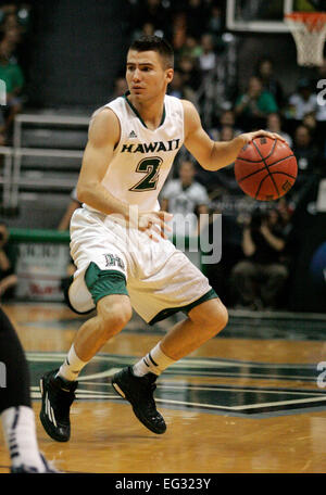 Honolulu, Hawaii, Stati Uniti d'America. Xiv Feb, 2015. Hawaii Rainbow Warriors guard Niko Filipovich #2 durante l'azione tra la Cal State Fullerton Titans contro le Hawaii Rainbow Warriors a Stan Sheriff Center di Honolulu, Hawaii. Credito: Cal Sport Media/Alamy Live News Foto Stock