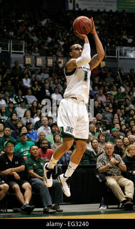 Honolulu, Hawaii, Stati Uniti d'America. Xiv Feb, 2015. Hawaii Rainbow Warriors guard Quincy Smith #11 durante l'azione tra la Cal State Fullerton Titans contro le Hawaii Rainbow Warriors a Stan Sheriff Center di Honolulu, Hawaii. Credito: Cal Sport Media/Alamy Live News Foto Stock