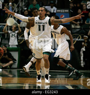 Honolulu, Hawaii, Stati Uniti d'America. Xiv Feb, 2015. Hawaii Rainbow Warriors guard Quincy Smith #11 durante l'azione tra la Cal State Fullerton Titans contro le Hawaii Rainbow Warriors a Stan Sheriff Center di Honolulu, Hawaii. Credito: Cal Sport Media/Alamy Live News Foto Stock