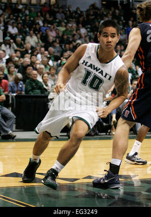 Honolulu, Hawaii, Stati Uniti d'America. Xiv Feb, 2015. Hawaii Rainbow Warriors guard Dyrbe Enos #10 durante la fase di azione tra la Cal State Fullerton Titans contro le Hawaii Rainbow Warriors a Stan Sheriff Center di Honolulu, Hawaii. Credito: Cal Sport Media/Alamy Live News Foto Stock