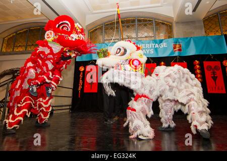 Toronto, Canada. Xiv Feb, 2015. La danza del leone team esegue durante il 2015 Anno Nuovo Cinese la stravaganza presso il Royal Ontario Museum di Toronto, Canada, 14 febbraio, 2015. © Zou Zheng/Xinhua/Alamy Live News Foto Stock