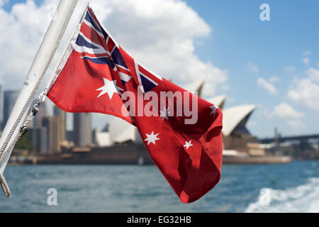 Australian Red Ensign con la Opera House di Sydney in background Foto Stock