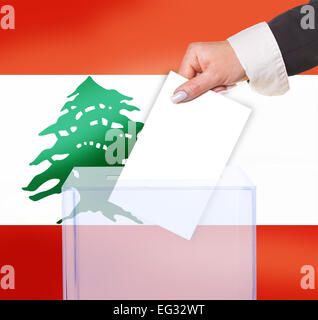 Voto elettorale mediante scrutinio sotto la bandiera del Libano Foto Stock