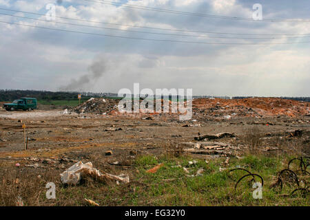 Segno avverte circa la zona contaminata da radiazione sullo sfondo del suolo contaminato Foto Stock