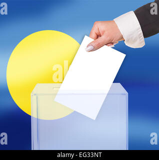 Voto elettorale mediante scrutinio sotto la bandiera di Palau Foto Stock