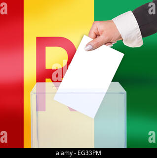 Voto elettorale mediante scrutinio sotto la bandiera del Ruanda Foto Stock