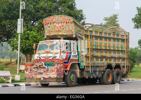 JAIPUR, India - 27 settembre 2008: colorati carrello indiano su una autostrada vicino Jaipur, Rajasthan, India Foto Stock