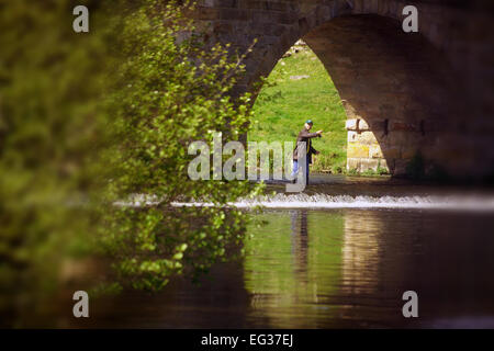 Pescatore al ponte sul fiume Coquet, Paperhaugh vicino a Rothbury, Northumberland Foto Stock